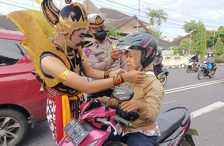 Gatotkaca Turun di Jalanan Gunungkidul Bagikan Minyak Goreng dan Helm
