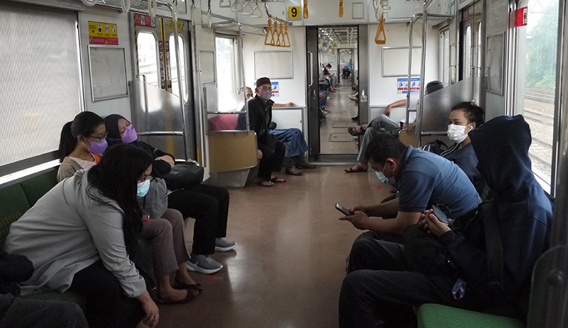 Penumpang KRL Jabodetabek Diperbolehkan Duduk Tanpa Jarak - Bagian 1