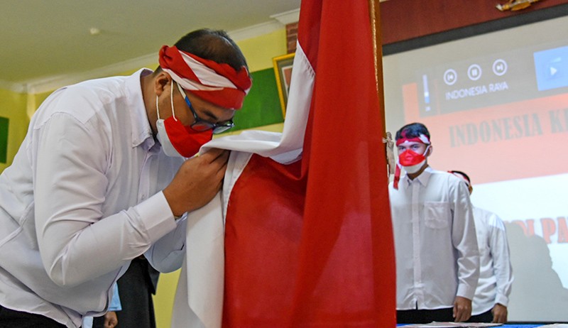 Momen Narapidana Terorisme Mencium Bendera Merah Putih - Bagian 2