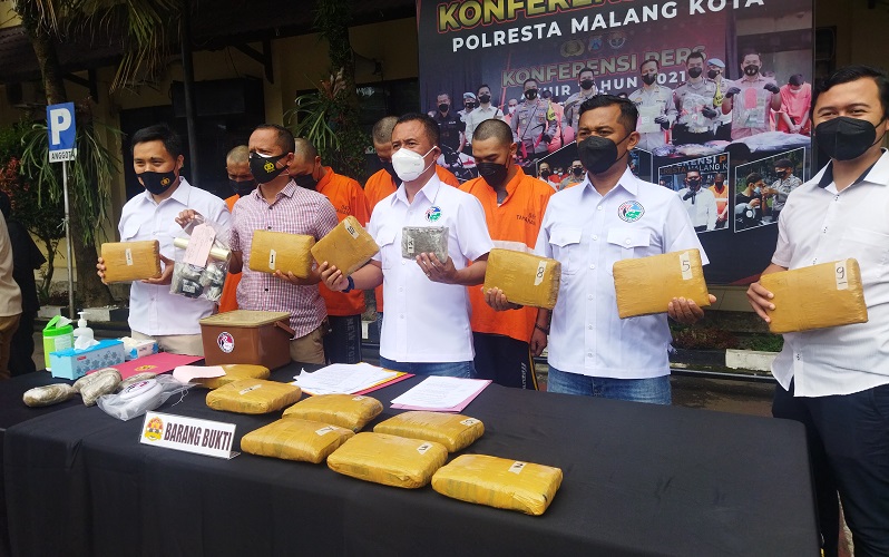 Polresta Malang Gagalkan Peredaran Ganja 11.2 Kg dari Ladang Tebu 