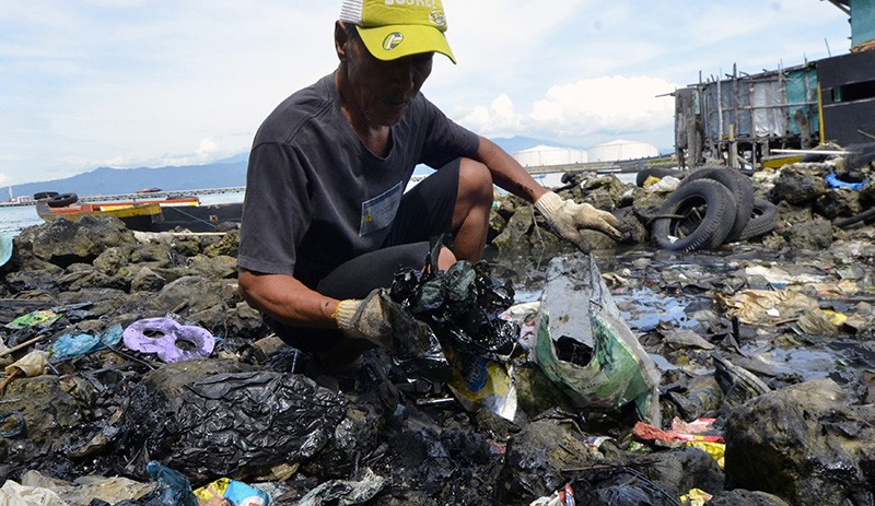 Pesisir Pantai Panjang Selatan Lampung Tercemar Tumpahan Oli Limbah B3 - Bagian 1