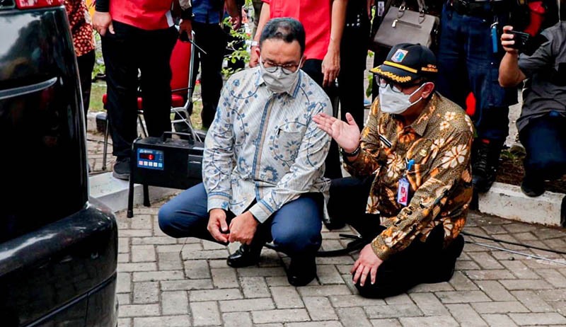 Gubernur Anies Baswedan Cek Uji Emisi Gratis di GOR Pulogadung - Bagian 1