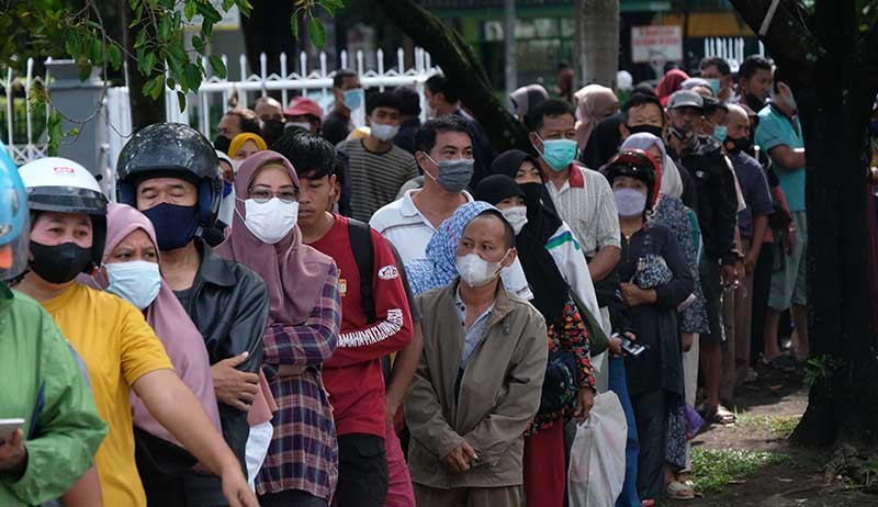 Potret Warga Makassar Rela Antre Panjang demi Minyak Goreng - Bagian 2