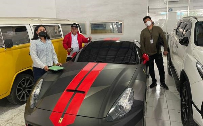 Penampakan Mobil Mewah Crazy Rich Medan Indra Kenz Disita Polisi