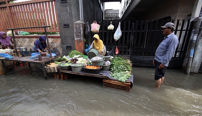 Pengendara Motor Terjebak Banjir di Ruas Jalan Desa Kureksari Sidoarjo - Bagian 3