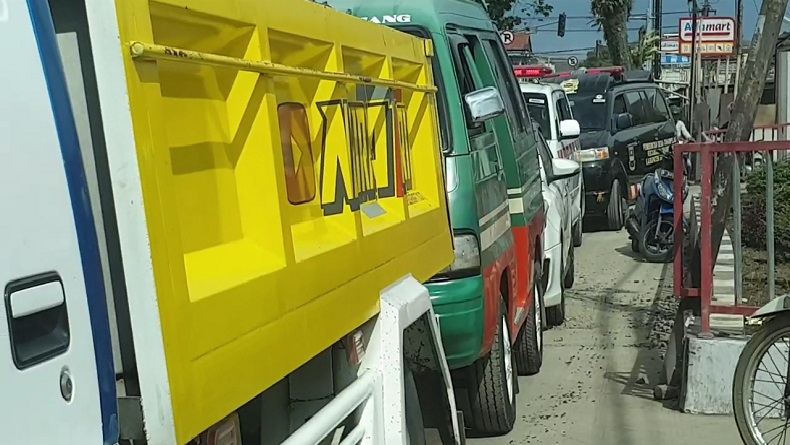 Miris, Ambulans Pembawa Pasien Terjebak Kemacetan Imbas Perbaikan Jalan Selatan KBB