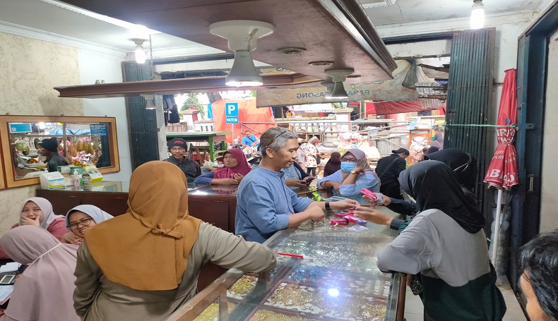 Emak-emak di Majalengka Serbu Toko Emas, Ramai-ramai Jual Perhiasan