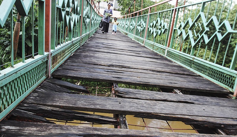 Ngeri, Jembatan Gantung Penghubung Jakarta Selatan-Depok Penuh Lubang - Bagian 2