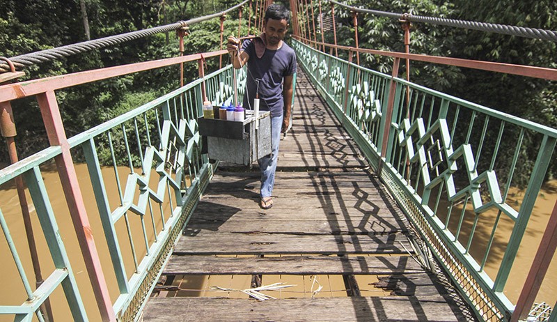 Ngeri, Jembatan Gantung Penghubung Jakarta Selatan-Depok Penuh Lubang - Bagian 1