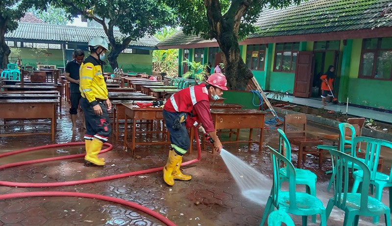 Bantu Korban Banjir di Tuban, SIG Salurkan Sembako dan 1.000 Sak Semen - Bagian 3