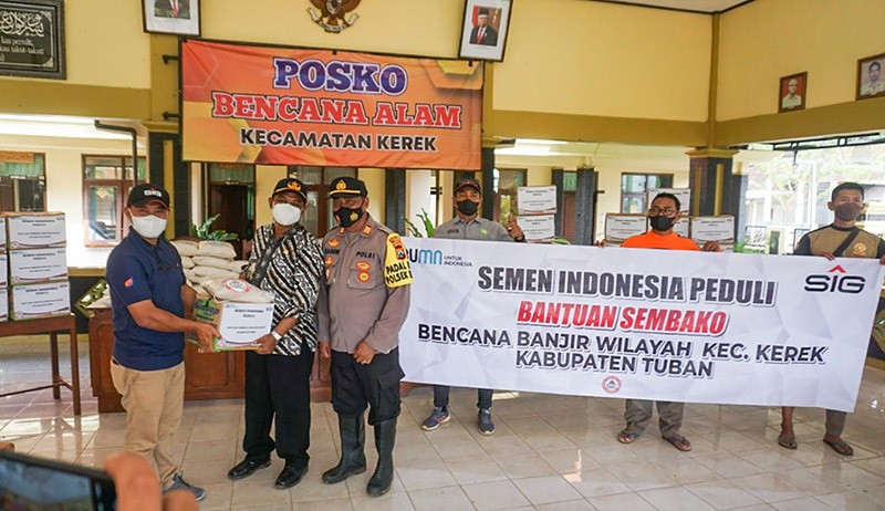 Bantu Korban Banjir di Tuban, SIG Salurkan Sembako dan 1.000 Sak Semen - Bagian 1