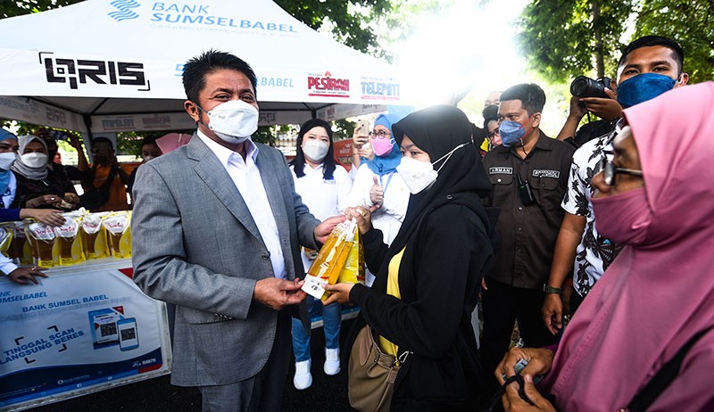 Operasi Pasar Minyak Goreng Diserbu Warga Palembang - Bagian 3