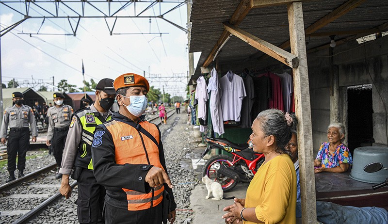 Ratusan Bangunan Liar Pinggir Rel dari Stasiun Ancol-Tanjung Priok Dibongkar - Bagian 3