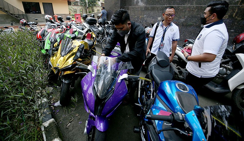 Penampakan Moge dan Mobil Mewah Doni Salmanan di Parkiran Bareskrim Polri - Bagian 5