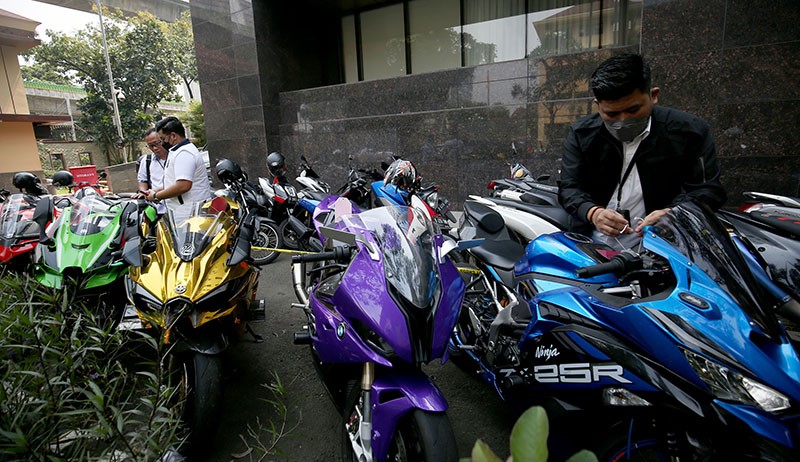 Penampakan Moge dan Mobil Mewah Doni Salmanan di Parkiran Bareskrim Polri - Bagian 4