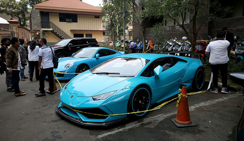 Penampakan Moge dan Mobil Mewah Doni Salmanan di Parkiran Bareskrim Polri - Bagian 3