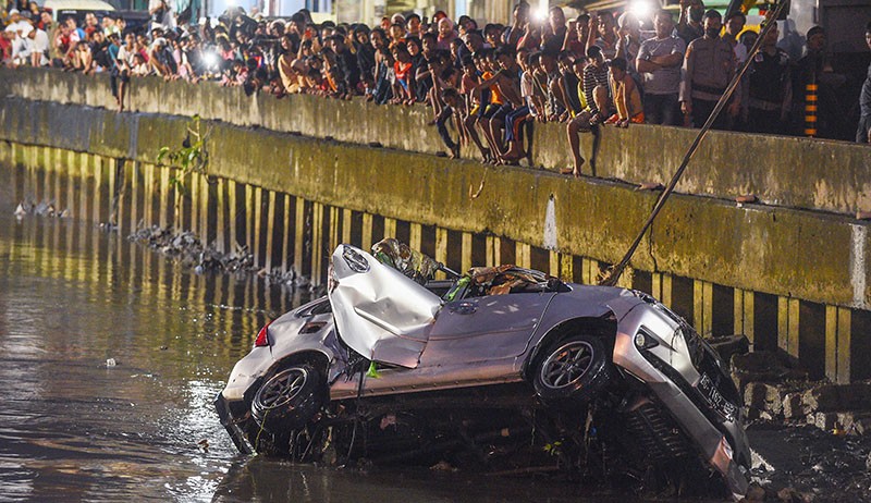 Momen Evakuasi Mobil dari Sungai usai Tabrak Warga di Palembang - Bagian 1