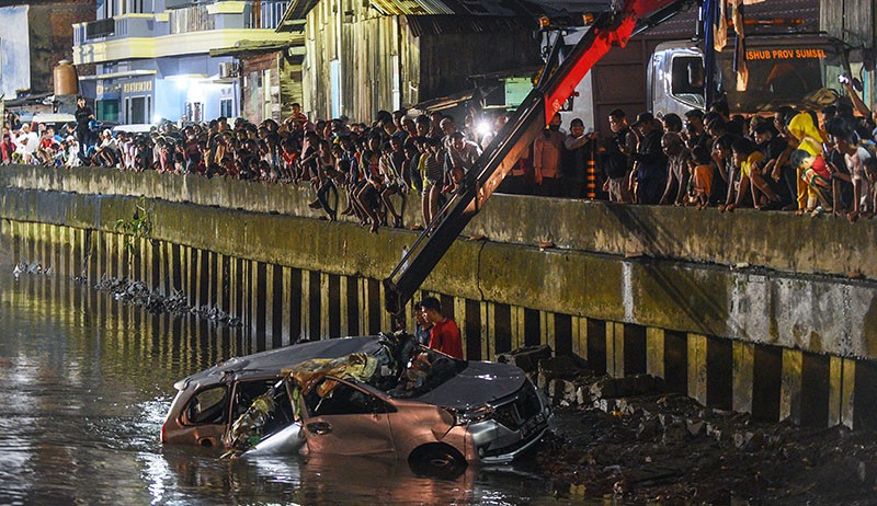 Momen Evakuasi Mobil dari Sungai usai Tabrak Warga di Palembang - Bagian 2