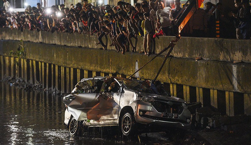 Momen Evakuasi Mobil dari Sungai usai Tabrak Warga di Palembang - Bagian 3