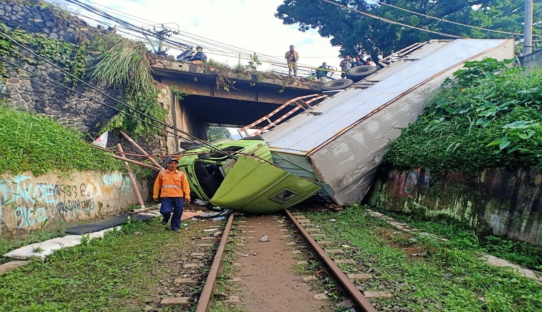 Truk Bermuatan Susu Terperosok lalu Melintang di Jalur Kereta Api Sukabumi-Bogor