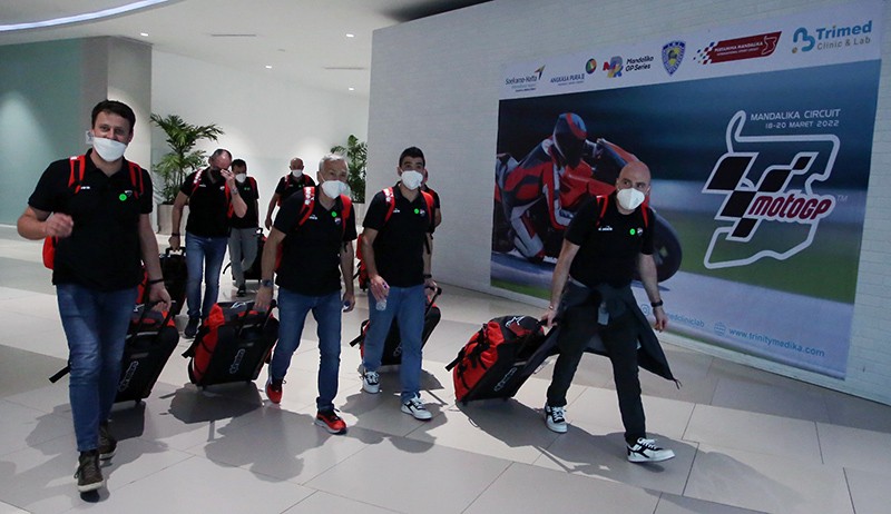 Ribuan Kru Tim MotoGP Terbang ke Lombok - Bagian 1