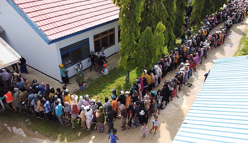 Ekspresi Bahagia Emak-Emak Bertemu Minyak Goreng Langka di Kendari - Bagian 2