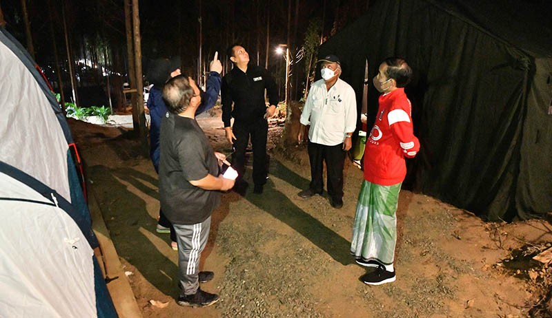 Jokowi Pakai Sarung dan Jaket G20 Berkemah di Tengah Hutan IKN Nusantara - Bagian 4