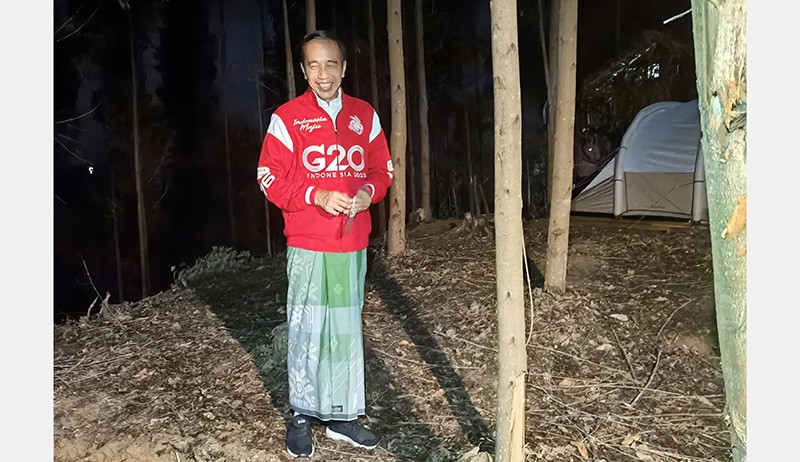 Jokowi Pakai Sarung dan Jaket G20 Berkemah di Tengah Hutan IKN Nusantara - Bagian 3