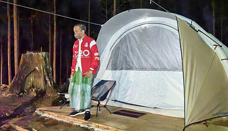 Jokowi Pakai Sarung dan Jaket G20 Berkemah di Tengah Hutan IKN Nusantara - Bagian 2