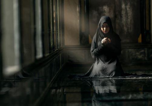 Tata Cara Sholat Tahajud Perempuan Lengkap Bacaan Niat dan Doa