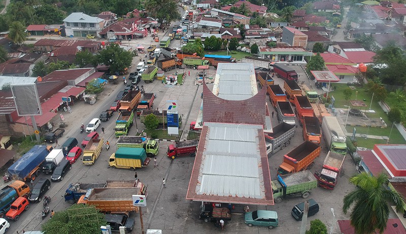 Giliran Solar Langka, Antrean Panjang Bus dan Truk di SPBU Timbulkan Kemacetan - Bagian 1