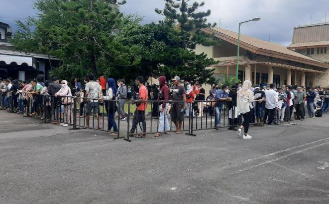 Ribuan Calon Penonton MotoGP Mandalika Antre Berjam-Jam Tukar Tiket