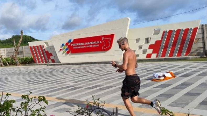 Tak Ikut Parade, Juara Dunia MotoGP Fabio Quartararo Asyik Jogging di Mandalika