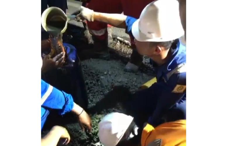   Warga Ramai-ramai Ambil Tumpahan Minyak dari Pipa Pertamina yang Bocor
