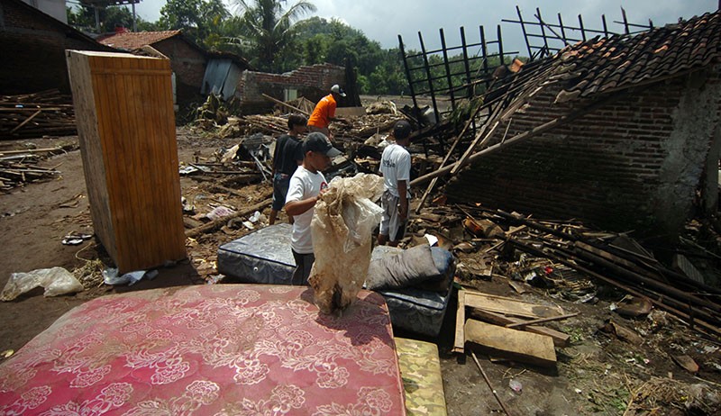 Banjir Bandang Terjang Desa Kutamendala Brebes, 5 Rumah Rata dengan Tanah - Bagian 3