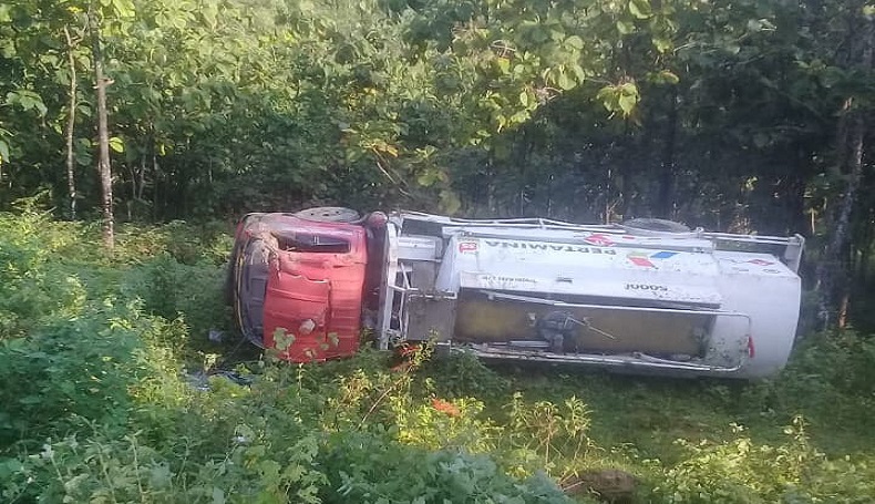  Truk Tangki Pengangkut 2.000 Liter Pertamax Terguling di Sukabumi, Sopir Kritis