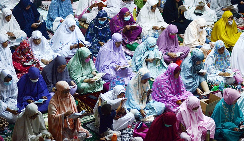 Potret Umat Muslim Khusyuk Baca Doa Mohon Ampunan pada Malam Nisfu Syaban - Bagian 2
