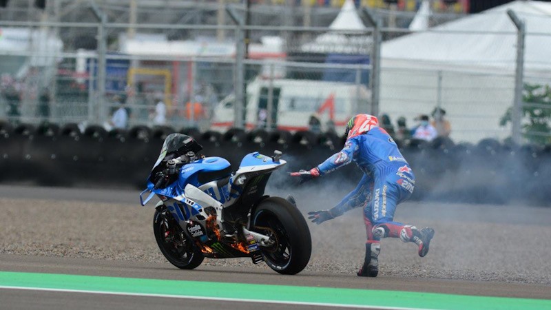 Detik-Detik Alex Rins Lompat dari Motor yang Terbakar saat Sesi Latihan MotoGP - Bagian 1