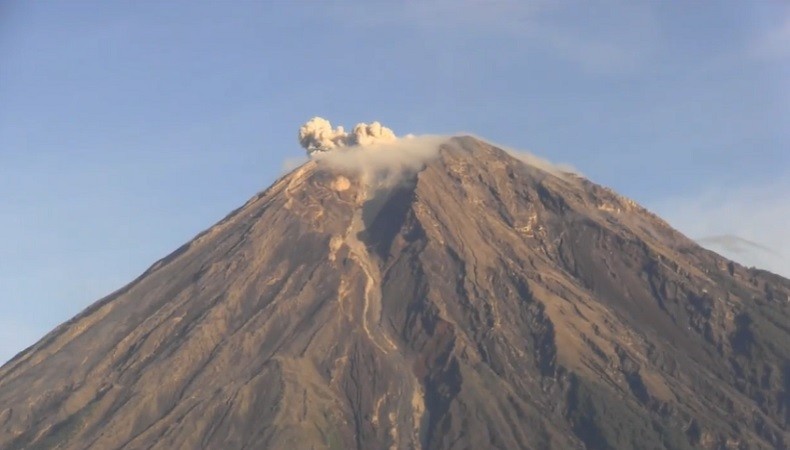 Jelang Lebaran, Gunung Semeru Luncurkan Awan Panas Guguran Sejauh 3,5 km