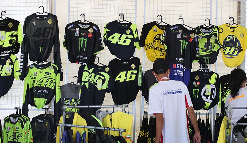 Pernak-Pernik Legenda MotoGP Valentino Rossi Diburu Penonton - Bagian 3