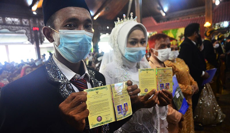 Arak-arakan 71 Pasangan Pengantin Nikah Massal Naik Kereta Kuda - Bagian 2