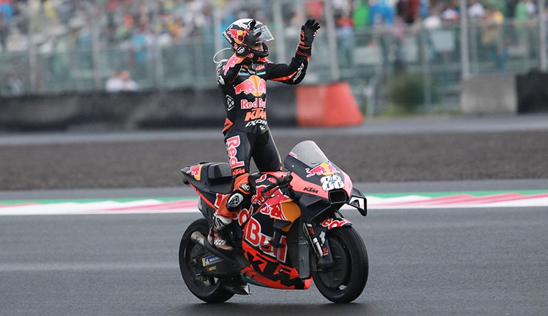 Potret Selebrasi Miguel Oliveira Pembalap MotoGP Pertama Juara di Sirkuit Mandalika - Bagian 1