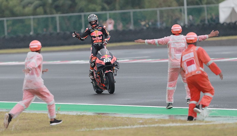 Potret Selebrasi Miguel Oliveira Pembalap MotoGP Pertama Juara di Sirkuit Mandalika - Bagian 3