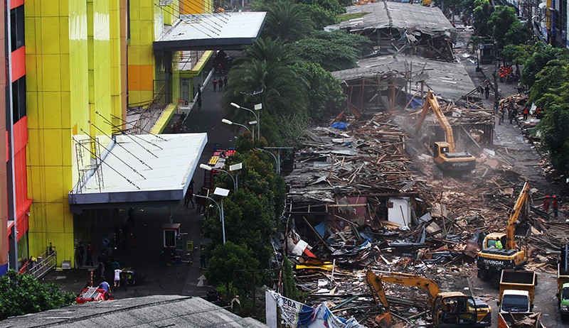 Tempat Penampungan Sementara Pedagang Pasar Turi Dibongkar - Bagian 1