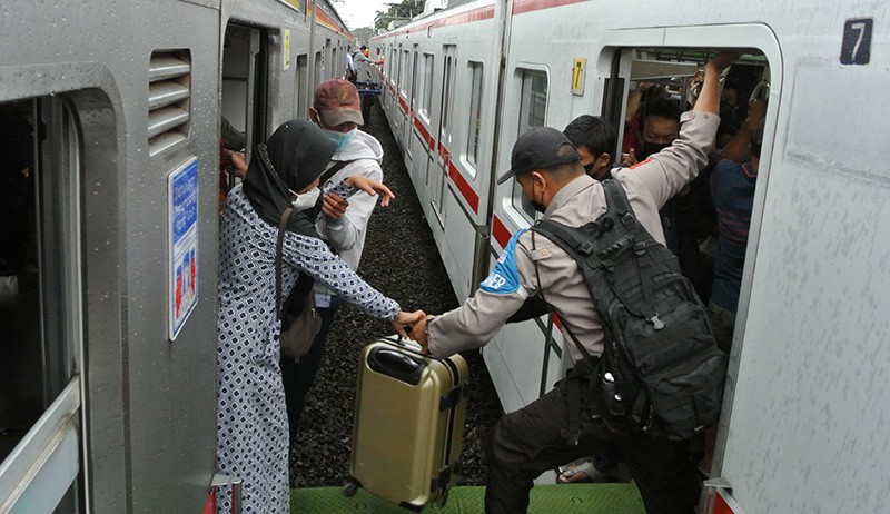 Foto-Foto Penumpang Kereta Dievakuasi setelah KRL Tujuan Kota Mendadak Berhenti - Bagian 2