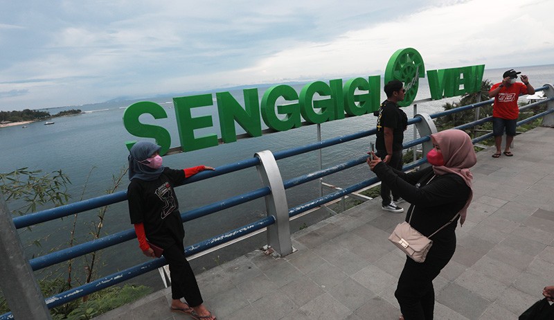 Kawasan Pantai Senggigi Ramai Wisatawan - Bagian 3