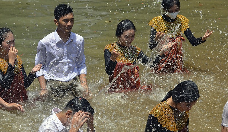 Foto-Foto Muda Mudi Ritual Mandi Bersama di Bandar Lampung - Bagian 1