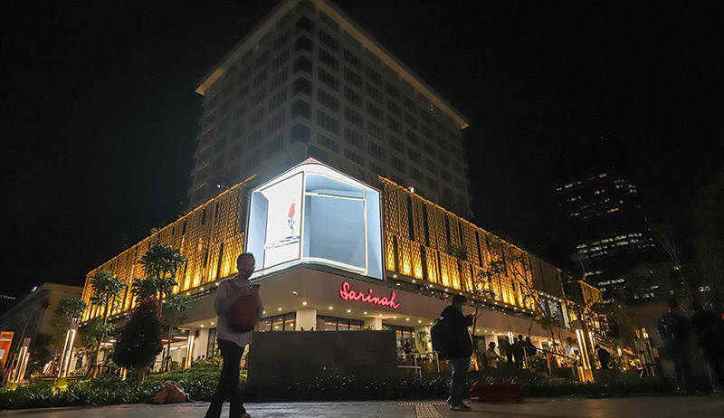 Geliat Pusat Perbelanjaan Sarinah pada Malam Hari - Bagian 1