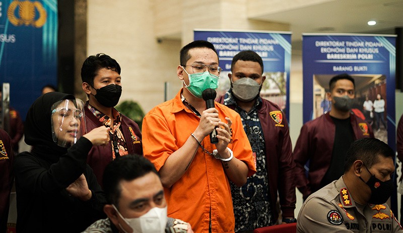 Penampakan Indra Kenz Pakai Borgol-Baju Tahanan Minta Maaf - Bagian 1