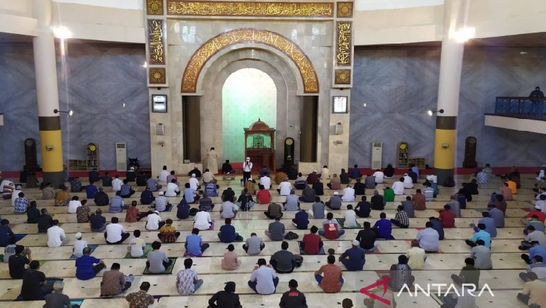 Pengurus Masjid Agung Bandung Tetap Atur Jarak Jemaah selama Ramadhan